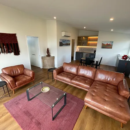 Wanaka Easy-Living With Lake Views